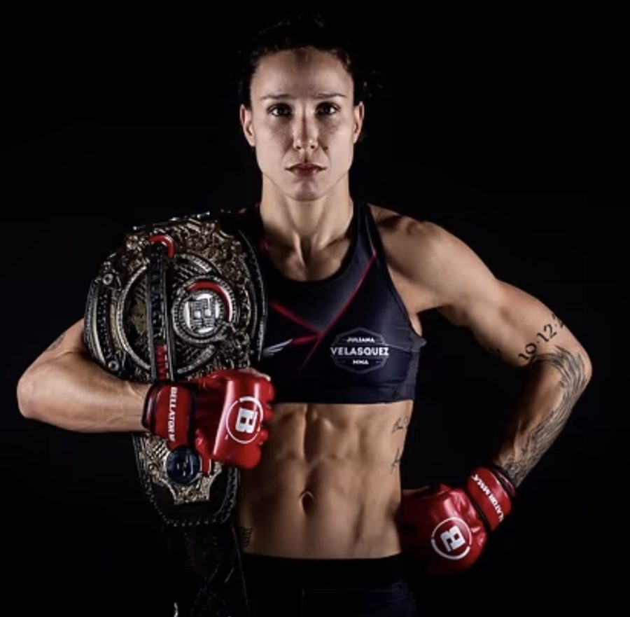 Juliana Velásquez com o cinturão do Bellator